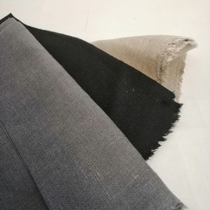 Puede incluir: Cuatro muestras de tela en diferentes tonos de gris, de claro a oscuro, con bordes deshilachados.