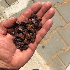 Zircon (Hyacinth), 100 g (0.14 Euro/g) rare crystals from Tanzania
