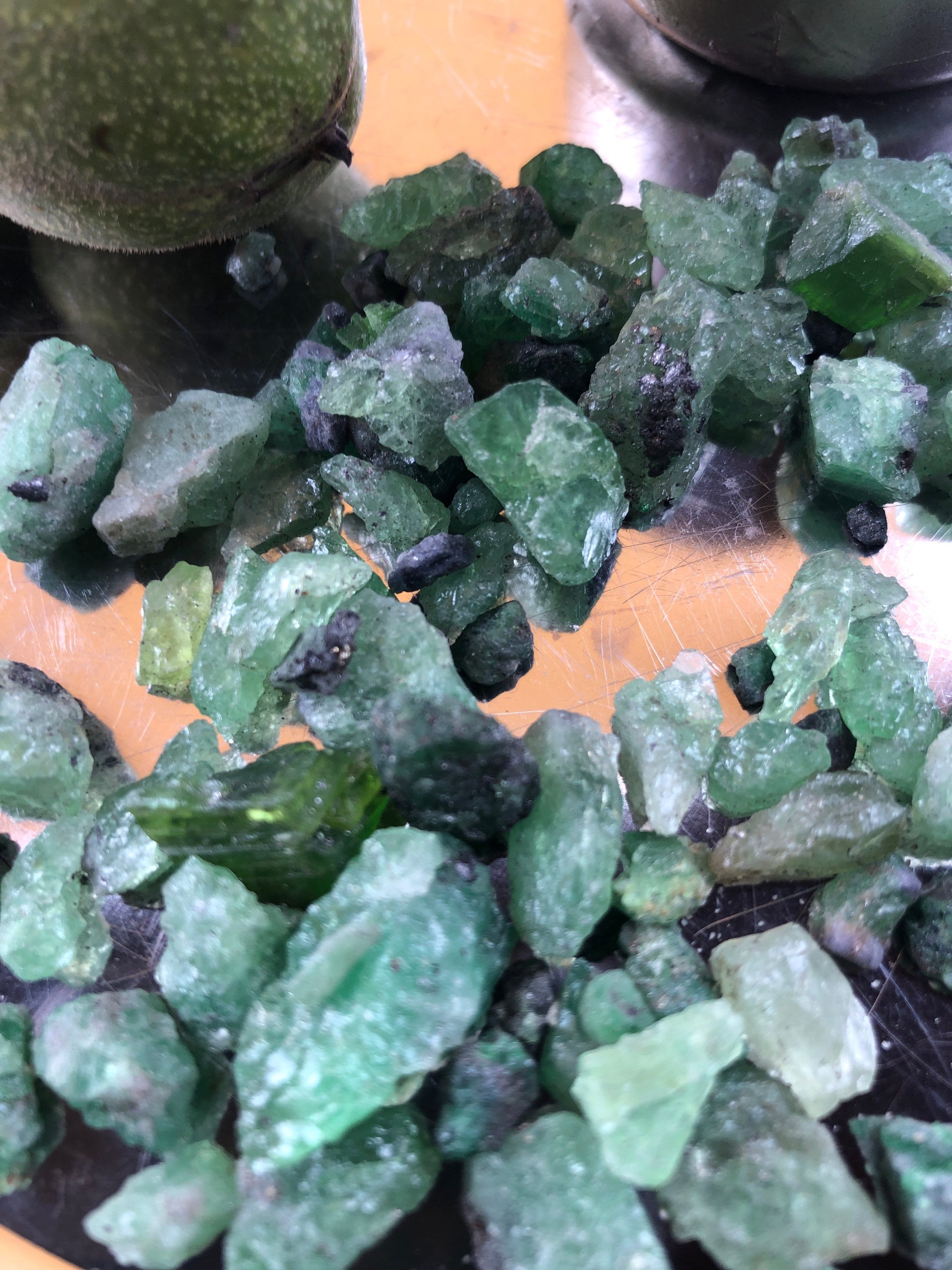 ツァボライト、大、100 g（0.17ユーロ/g）、タンザニア、メレラニ丘陵