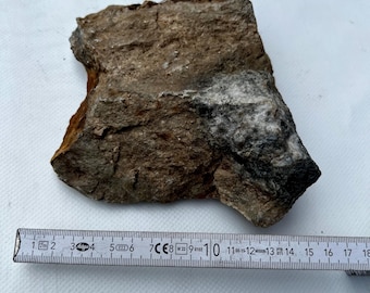 Scheelite 1.62 g (0.03 Euro/g) solid crystal with light blue SW-UV fluorescence, unique piece for collection and effect from Portugal