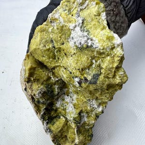 Lizardite with hydrotalcite martite 1,120 g (0.03 Euro/g) Rare from Norway, green with inclusions, unique for collection and restoration