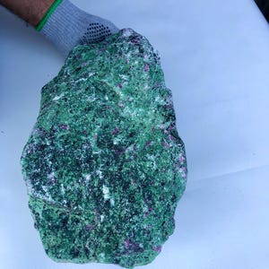 Rubin i zoisit, 13,4 kg (14,03 euro/kg) Unikt smycke för henne från Tanzania