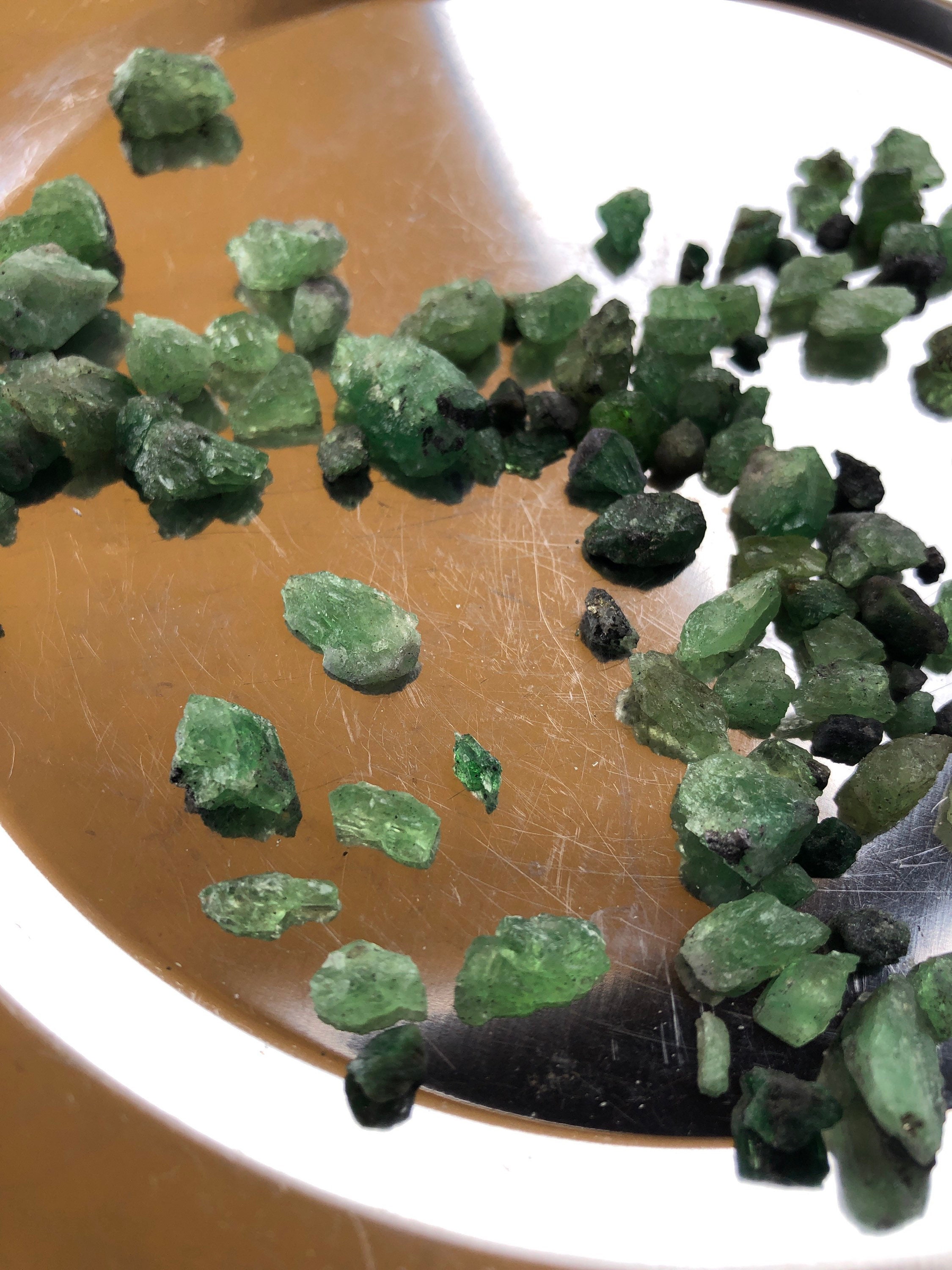 ツァボライト、大、100 g（0.17ユーロ/g）、タンザニア、メレラニ丘陵