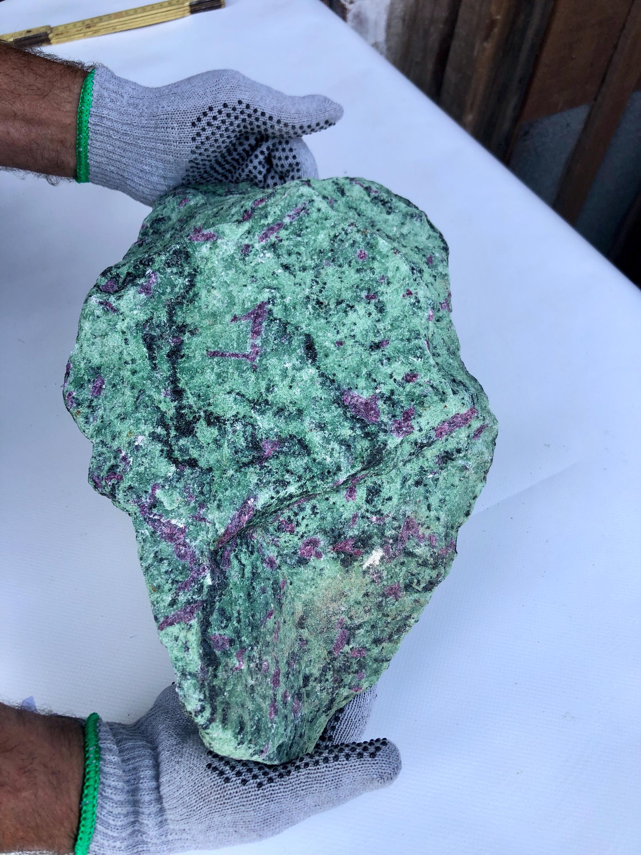 ゾイサイト入りルビー、8.5kg（1kgあたり23.18ユーロ）タンザニアから