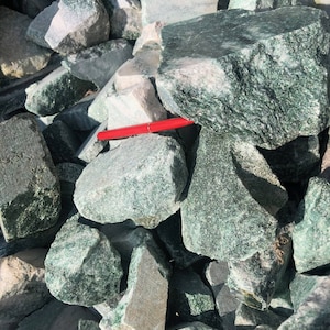 Fuchsit, 0,9 kg, Norwegen, grüner Glimmer in Granit, Rohstein teilweise geschliffen