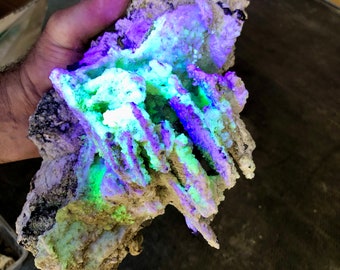 Rarität: Hyalit aus Erongo, Namibia, Hyalith, beleuchtet UV grün in Kurz- und Langwelle, Hyalite