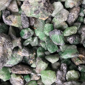 Unsorted tsavorite, 0.9 kg (0.07 Euro/g) from Merelani Hill, Tanzania