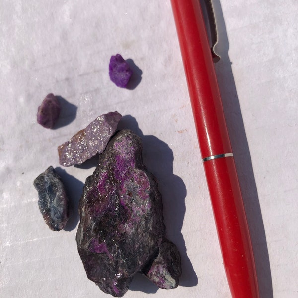 Sugilite, 50 g, qualité pierre précieuse, jolis morceaux violets solides, bon pour le broyage