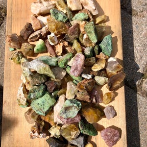 Naturwunder: Bunter Rohstein-Mix, kleine Stücke,  - ein wunderbares Geschenk zum Kindergeburtstag Mondstein, Opal, Chrysopras, Turmalin .