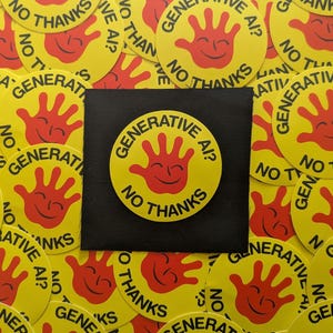 Könnte beinhalten: Gelbe Aufkleber mit roter Hand und dem Text "GENERATIVE AI? NO THANKS". Ein Aufkleber liegt auf einem schwarzen Quadrat, umgeben von weiteren Aufklebern mit gleichem Design.