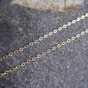 Collier chaîne fil torsadé scintillant à maillons plats fins et rempli d&#39;or 14 carats de n&#39;importe quelle longueur