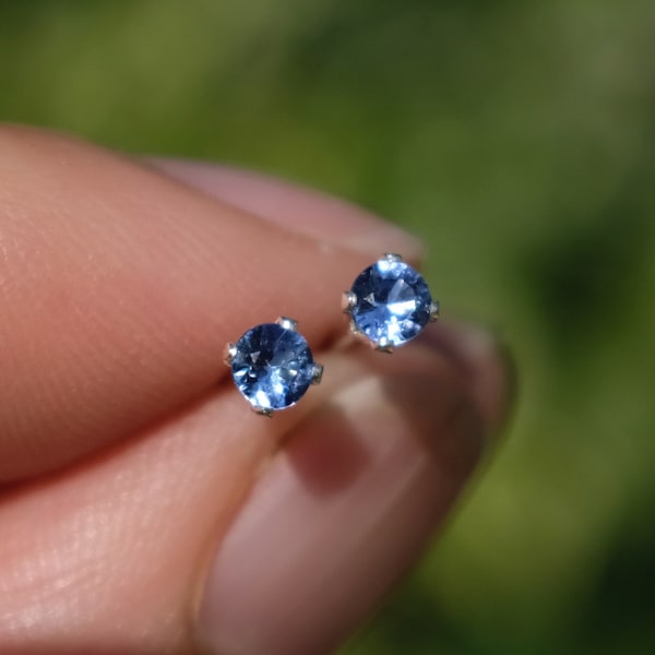 Petites boucles d'oreilles rondes fines en argent sterling 925 avec saphir bleu naturel 3 mm dans une boîte cadeau
