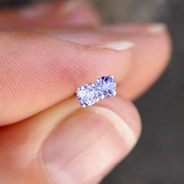 小さなタンザナイトのスタッドピアス：14Kゴールドフィルドまたはスターリングシルバー
