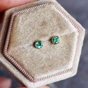 Orecchini a perno rotondi da 4 mm con smeraldo naturale dello Zambia, placcati in oro 14 carati, confezionati in elegante scatola regalo.
