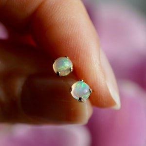 Pequeños y delicados aretes redondos de ópalo welo etíope natural chapado en oro de 14 k, 4 mm.