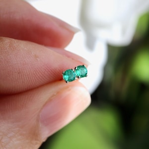 925 sterlingzilveren kleine ronde oorbellen van 3 mm met natuurlijke Zambiaanse smaragd in geschenkverpakking