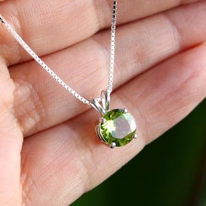 7 or 8mm Round Faceted Peridot Sterling Silver Pendant Necklace Gift Boxed Gemstone Jewelry
