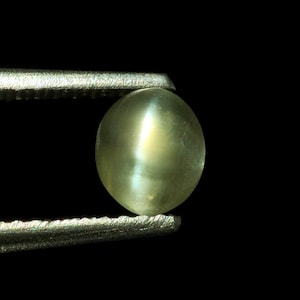 AAA Quality Chrysoberyl Green Cat&#39;s Eye Oval Shape Smooth Cat&#39;s Eye Cabochon Cat&#39;s Eye Gemstone 5.5x4.5x3.3 MM Cat&#39;s Eye Cabs Jewelry Making