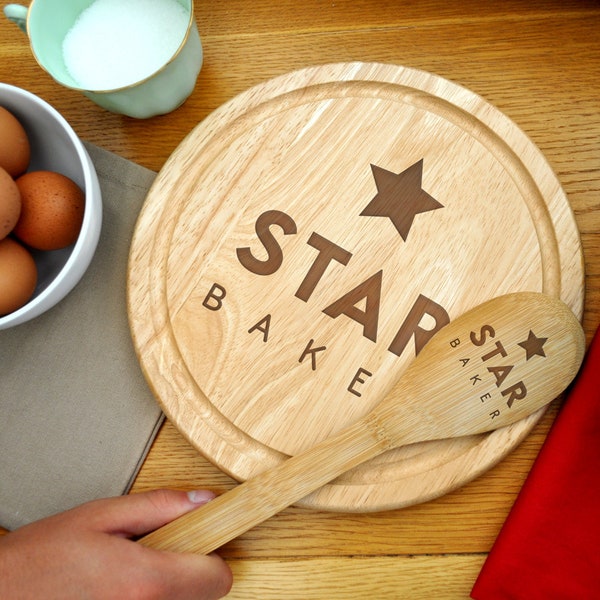 STAR BAKER Baking Set, Wooden Cake Stand / Board and Mixing Spoon, Baking Gift, Engraved Bake Off Award Cooking Kitchen Gifts for Her Mum