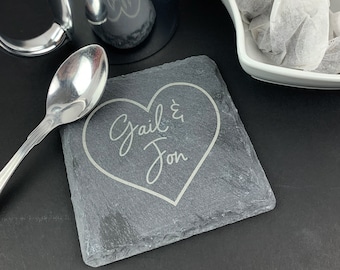 Pizarra de posavasos personalizada, regalo de San Valentín para ella, regalo para él, montaña rusa de bebidas grabadas personalizadas, nombres personalizados - Square / Heart