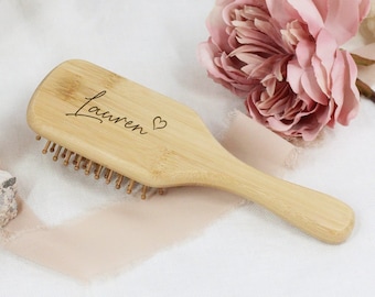 Brosse à cheveux personnalisée nom et coeur brosse à cheveux en bois avec palette, accessoire de cheveux écologique, cadeau pour adolescente, fille de 6 ans, bouquetière, demoiselle d'honneur