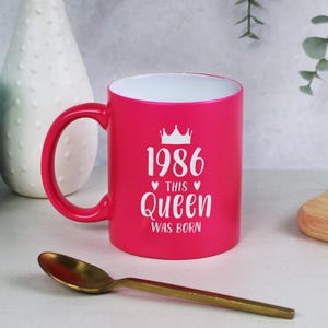Neon Pink 1986 This Queen Was Born Engraved Coffee Mug, Mum 40th Birthday Gifts for Women, Her, Mum, Aunt, Fortieth Keepsake Gift, 350ml
