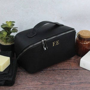 Große personalisierte Herrenkulturtasche in Schwarz mit schwarzem Reißverschluss-Detail, flache Reise-Kulturtasche aus PU-Leder, Zubehörtasche mit Monogramm