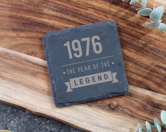 Graverat fyrkantigt skifferunderlägg, design för legenden 1976, 50-årspresenter till män, presenter till pappa, morfar, fyrkantig dryckesmatta