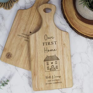 Tabla de cortar para nuestra primera casa, nombres de pareja, regalo para casa nueva, regalos de inauguración, regalo para parejas, tabla de paddle de madera, decoración para mudanzas