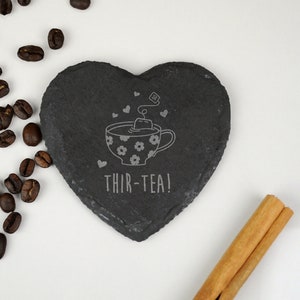Dessous de verre coeur en ardoise gravé au laser « THIR-THÉ », Cadeaux d'anniversaire pour soeur 30e anniversaire pour femme, elle, 30e soeur, tapis pour boissons, amateur de thé