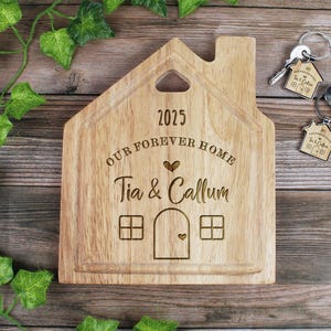 Tabla de cortar con forma de casa Our Forever Home, tabla personalizada con opción de llavero, regalo de inauguración de la casa, nuevo hogar, regalo de mudanza para parejas