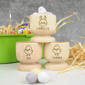 Personalisierter Eierbecher des Kindes, Eierbecher aus Holz, Ostergeschenk für Kinder, Eierbecherhalter mit Dippy, Häschen-Eierbecher, Küken-Eierbecher, Creme-Ei