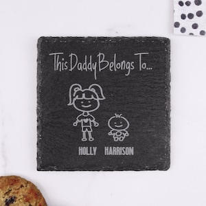 Papa Weihnachtsgeschenk, dieser DADDY GEHÖRT ZU Untersetzer, personalisierter quadratischer Schieferuntersetzer, süßes Geschenk für Papa, Papa, Geburtstagsgeschenk für Ihn