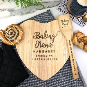 Backen Oma Set, personalisiertes Holzherz Hacken / Servierbrett / Kuchenständer & Pfannenwender, Backgeschenk, Muttertagsgeschenk, Nana Geschenke