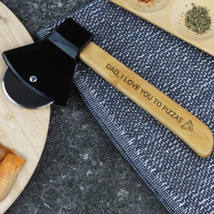 Pizza Wheel Axe Slicer / Cutter Personalised with Any Text, Wooden Handle, Pizzeria Slicer, Funny Fathers Day Gift, Pizza Maker Present