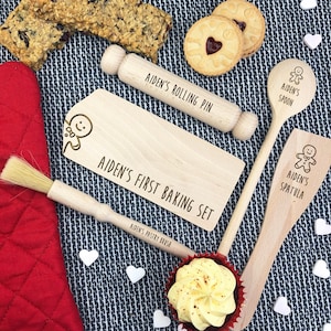 Children's Personalised Baking Set, Kids Wooden Baking Tools Utensils Kit, Mini Rolling Pin, Board, Mixing Spoon, Spatula & Pastry Brush