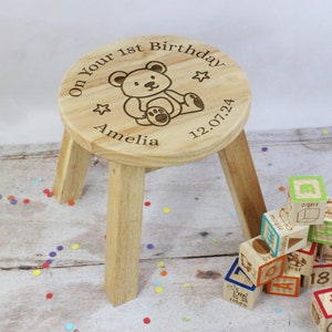 Cadeau de premier anniversaire, tabouret en bois pour enfant, sur la chaise de votre 1er anniversaire personnalisée avec nom et date, cadeau bébé fille/garçon d'un an image 1