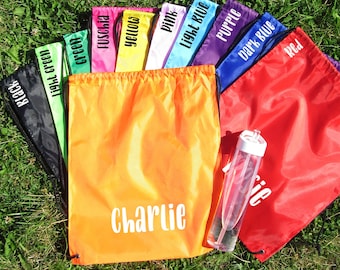 Gepersonaliseerde kinderrugzak met trekkoord, kindernaam op een plastic zak met hun naam, zwemsporttassen terug naar school, goodiebag feest