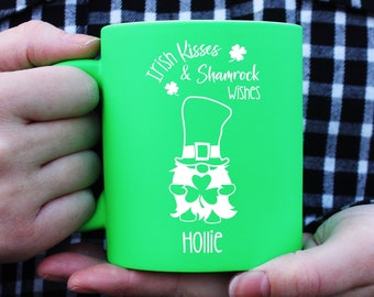 Taza de besos irlandeses y besos de trébol, regalo del día de San Patricio, taza de café personalizada del día de San Patricio verde neón, gnomo duende, trébol