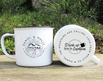Taza de lata esmaltada para acampar "Botas de senderismo, aventura y acampada", regalo para el décimo aniversario, nombres y fecha personalizados para la pareja.