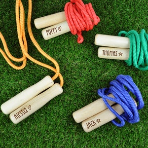 Gepersonaliseerde houten en gekleurde kinderspringtouw met willekeurige naam, kinderverjaardag, paascadeau, kindernaam aan springtouw