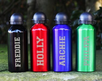 Può includere: Quattro bottiglie d'acqua personalizzate con nomi diversi: Freddie, Holly, Archie e Philip. Le bottiglie sono nere, rosse, blu e verdi.