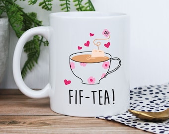 Taza de café impresa con diseño "FIF-TEA", regalos de cumpleaños número 50 de mamá para mujeres, ella, quincuagésima amiga, esposa, amiga, taza de 350 ml, regalo para amantes del té