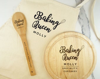 Personalisiertes Baking Queen-Set, Holzschneidebrett, Kuchenständer, beige Schürze und Rührlöffel, Backgeschenk, Kochgeschenk für sie, Bake Off