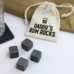 Pierres à rhum pour papa dans un sac à cordon, Pierres au rhum pour la fête des pères, cadeau de fête des pères pour grand-père, 4 glaçons en pierre ollaire, cadeaux d'anniversaire personnalisés, amateur de rhum