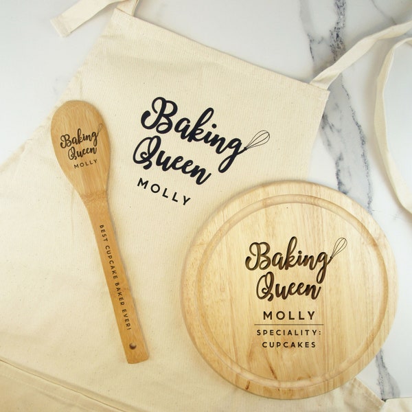 Personalisiertes Baking Queen-Set, Holzschneidebrett, Kuchenständer, beige Schürze und Rührlöffel, Backgeschenk, Kochgeschenk für sie, Bake Off