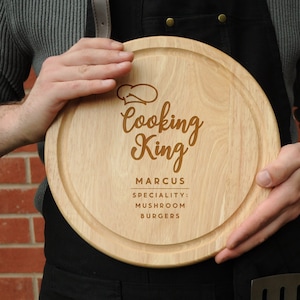 Cooking King and Personalised Speciality Round Wooden Chopping Board,  for Cutting & Serving, Christmas Gifts For Him, Dad, Grandad, Uncle