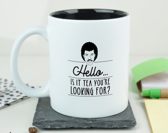 Grabado "Hola, ¿es té lo que estás buscando?" Taza de café, amante de Lionel Richie, regalo divertido del día de San Valentín para esposa, regalos para ella, marido