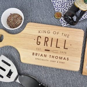 Gepersonaliseerde snijplank &#39;King Of The Grill&#39; &snijwerk / serveerplank - Grillcadeaus voor hem - Grappig BBQ-kookcadeau