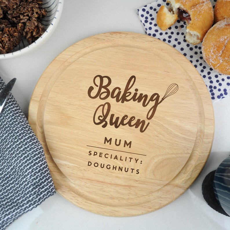 Personalised Wooden Chopping Board, 'Baking Queen' Cutting / Serving Board, Mother's Day Gift Cake Stand, Cooking Kitchen Gifts for Her Mum Round